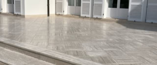 Rénovation de terrasse en pierre naturelle et travertin - Lyon