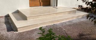 Rénovation de terrasse en pierre naturelle et travertin - Lyon