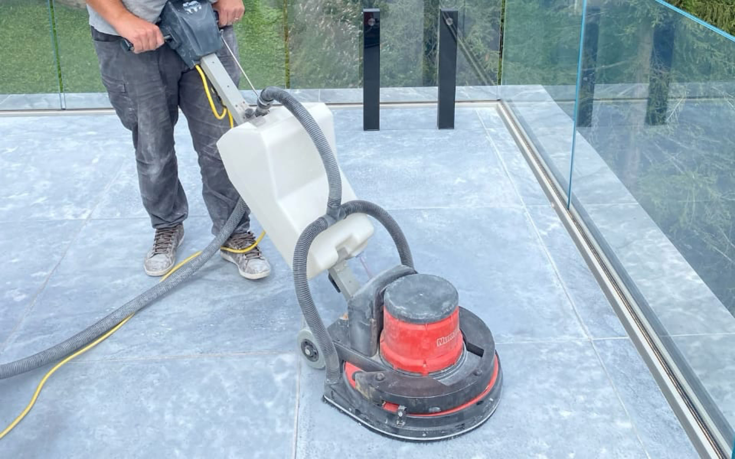 Rénovation de terrasse en pierre naturelle et travertin - Lyon