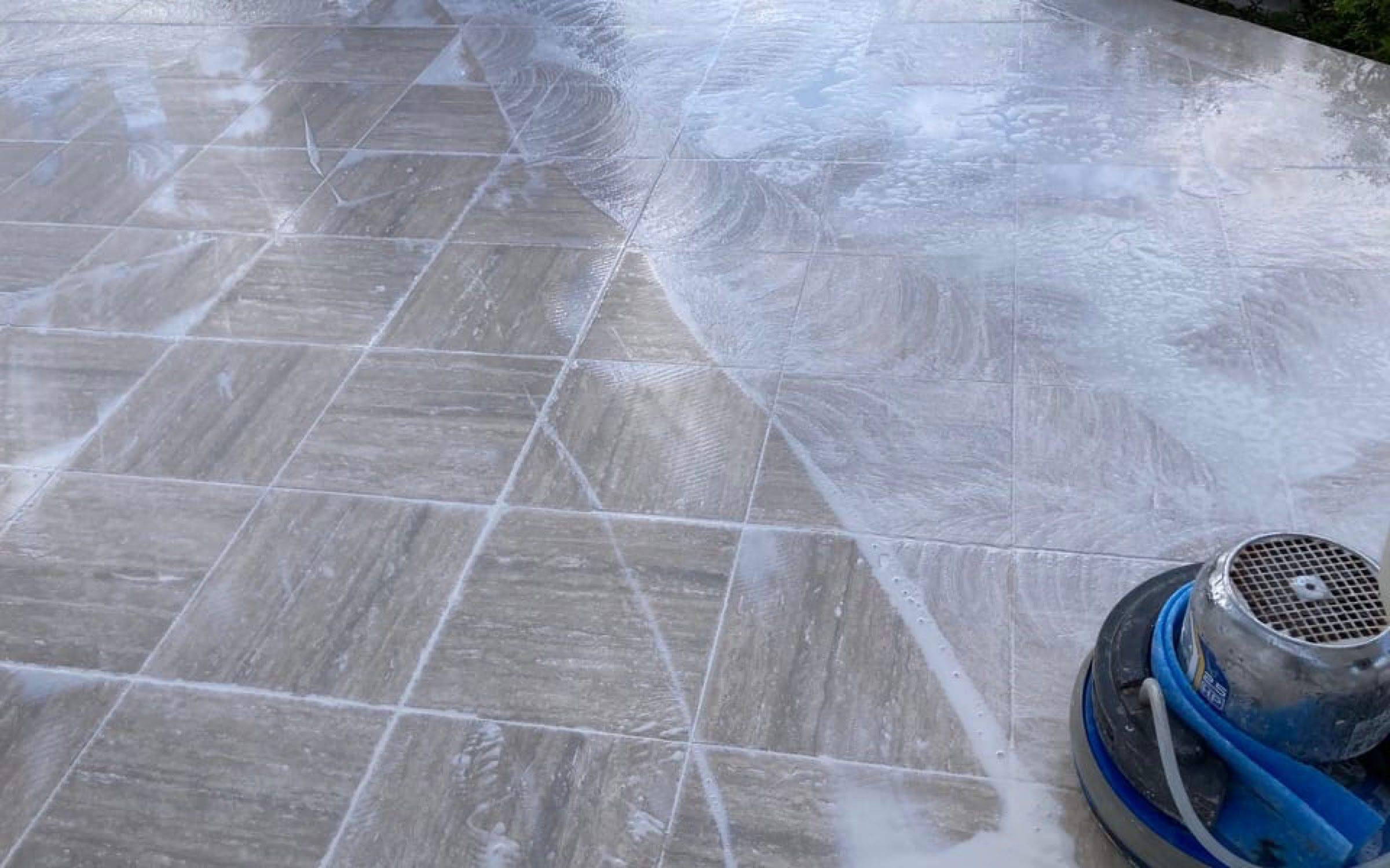 Rénovation de terrasse en pierre naturelle et travertin - Lyon