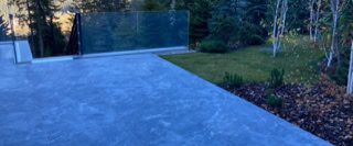 Rénovation de terrasse en pierre naturelle et travertin - Lyon